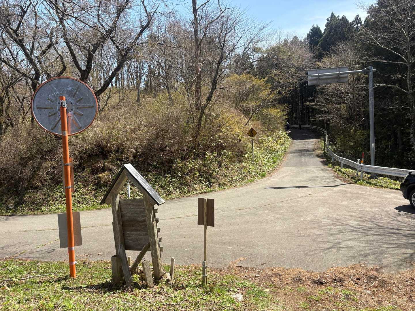 いったん道路に出ます。