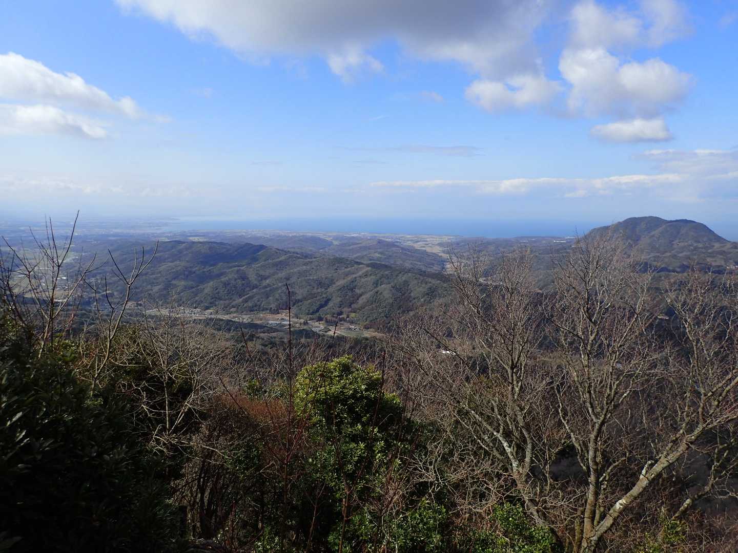 少し奥は見晴らしがいい。
右の山は猪群山で海は周防灘。