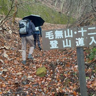 国境の長いトンネルを抜けると雪国　でなく、
雨はやんでなかった🥹
