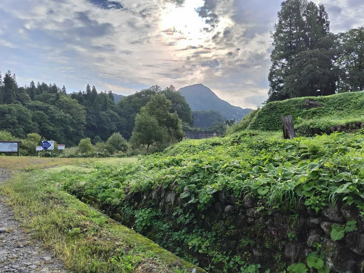これから目指す番屋山が見えます