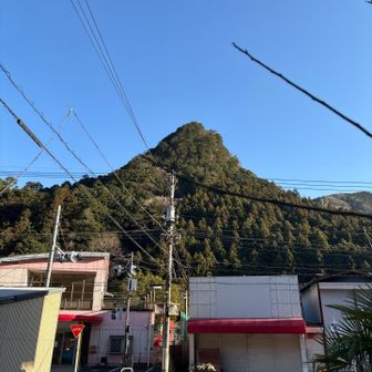 やっと下りたなー
ってふと正面には
愛宕山？
ドラマ下山メシでやってたかな？
かなりの急登ぽい😨

って大岳山のとき登ってました
あのひたすら階段の山だー💦
