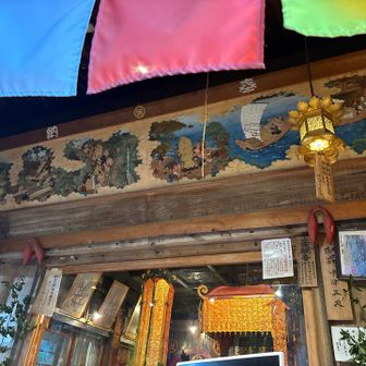 本堂の絵馬、昔小松島の船頭が尼崎の浦で小僧を乗せ小松島に着いたが小僧はおらず、如意輪観音像に姿を変えていた。漁民が傾いた像を助石を使って整えた。後にお堂をつくって山上にあげた…といった縁起を絵にしたものと思われる