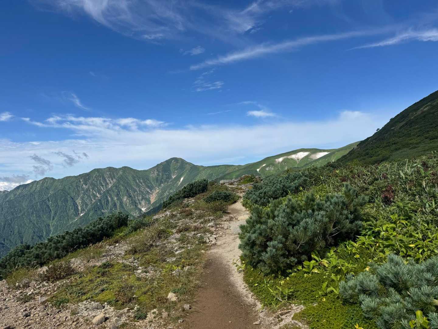 アルプス街道・・・とまたアルプスに例えてしまうが、本当、山脈だなと思う天空の道。