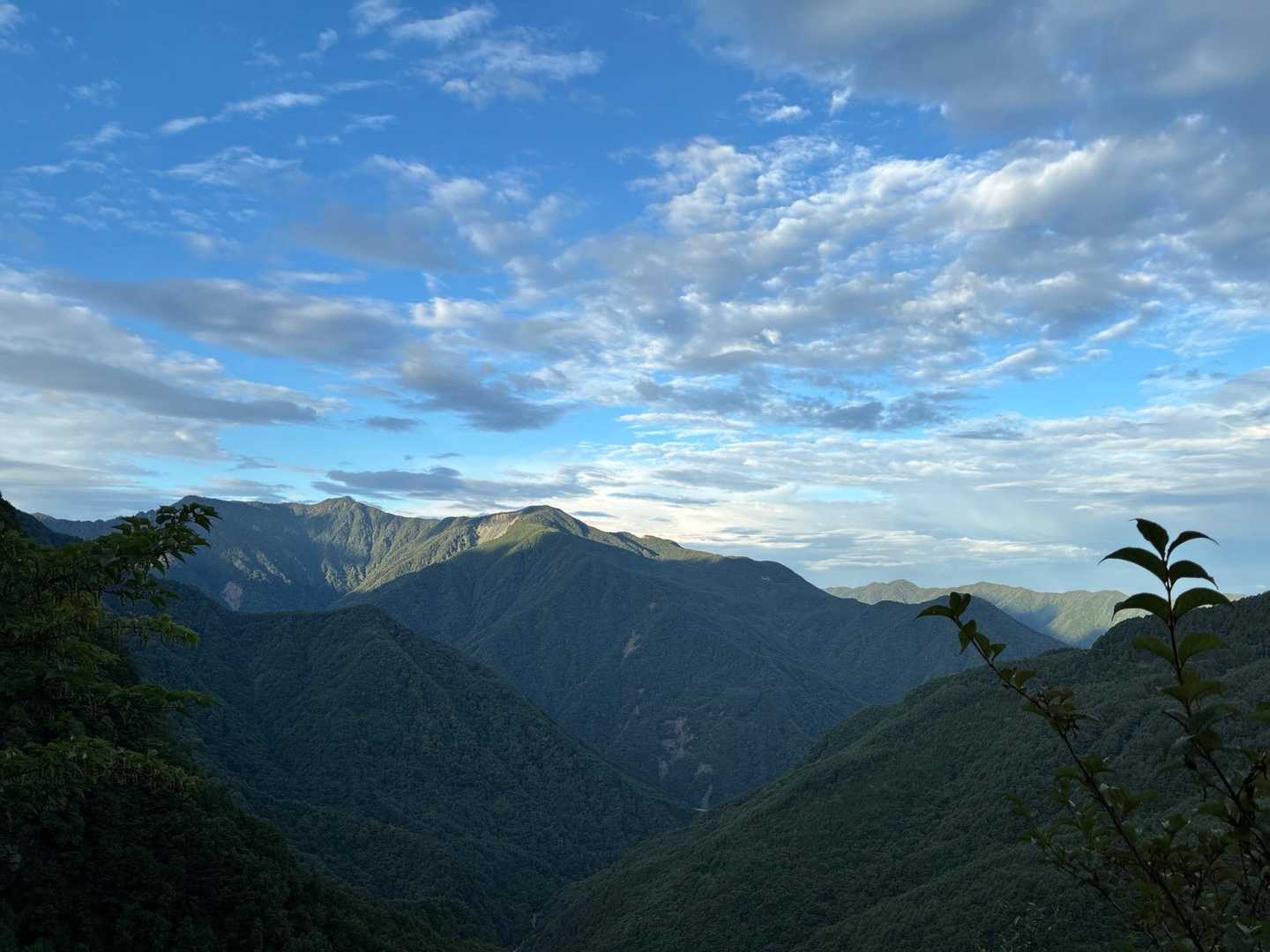 ☀️翌朝５時スタート❗️
のつもりが寝坊で３０分遅れスタート。
天気はまずまず👌かなり先の登山口まで歩く。🚲の人も多い。