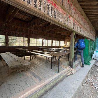 登山道の途中には４つの坊があり、ここでお昼を食べました🍙
トイレも水場もあってありがたい✨