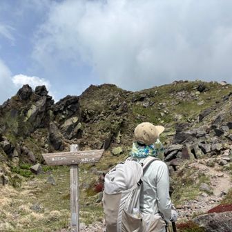 山頂に行く前に一旦下る💦
分かりにくい岩場を登った先が山頂⛰️