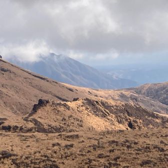雲の合間から
根子岳が少しだけ
天狗峰は
見えません