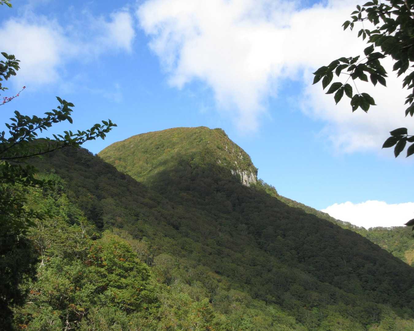 
振り返ると仙台神室岳

たしかに特徴的な山容です。