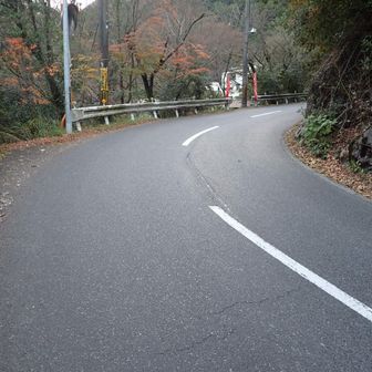 車線を越えてガードレール手前で止まりました
車が来てなくて良かった～