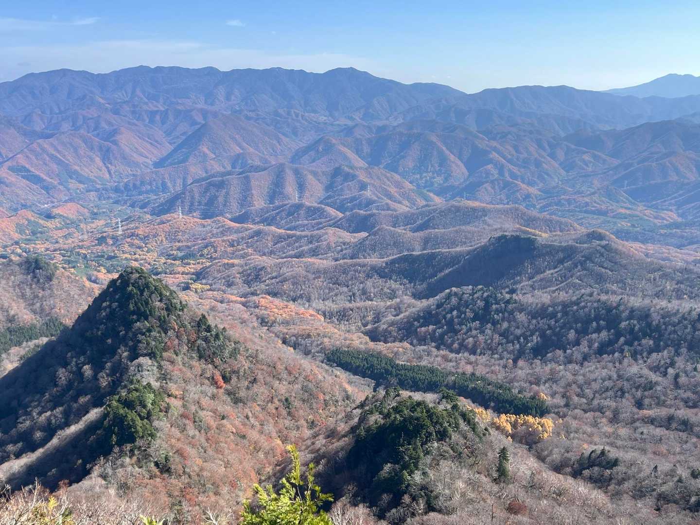 わー、なんだか不思議な景色✨
山深い場所なのがよくわかるわ⛰️
手前の三角の山が気になったけど、無名峰のよう。