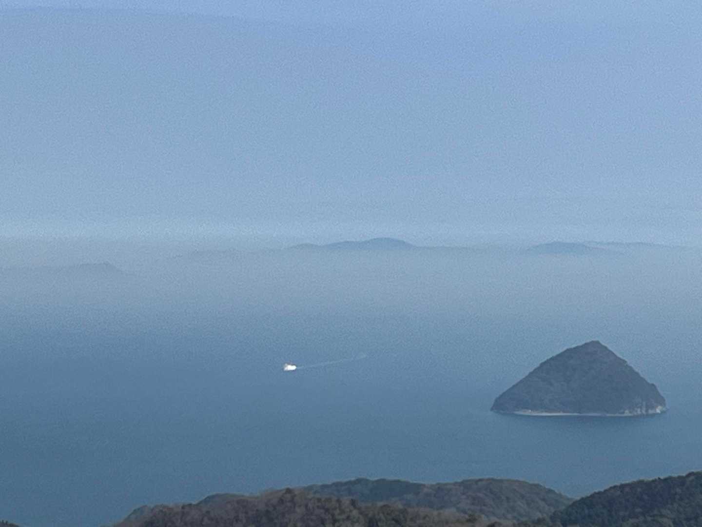 霞んだ海の上に四国が浮かんで見える