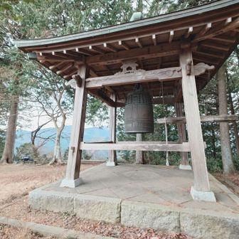 ゴ〜ン〜・・・・
ここでも鐘を突きました