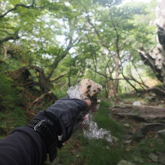 西岳の岩陰でお昼にしました。