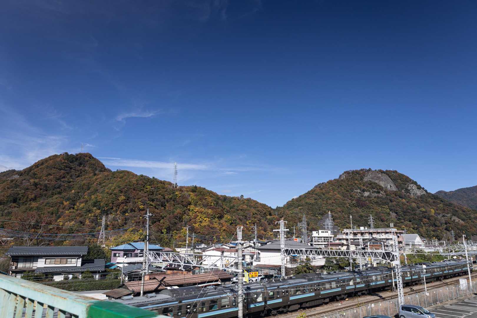 今日歩いた山。右が岩殿山、左が天神山