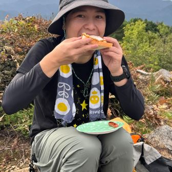 サンドイッチを食べるイケメン