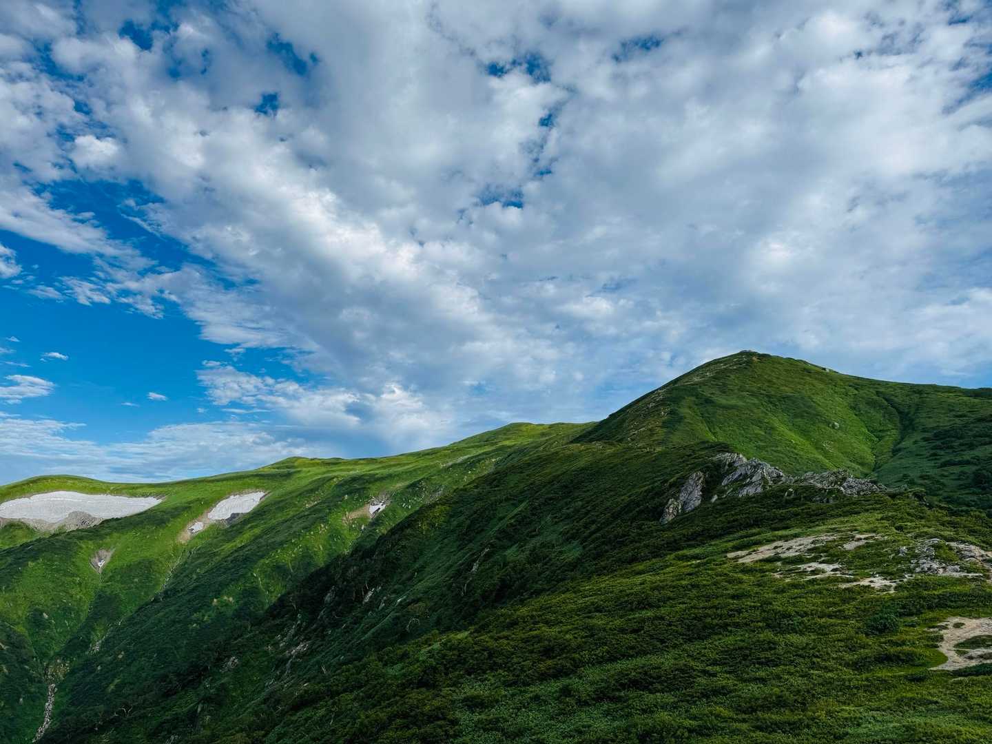 振り返ると飯豊山