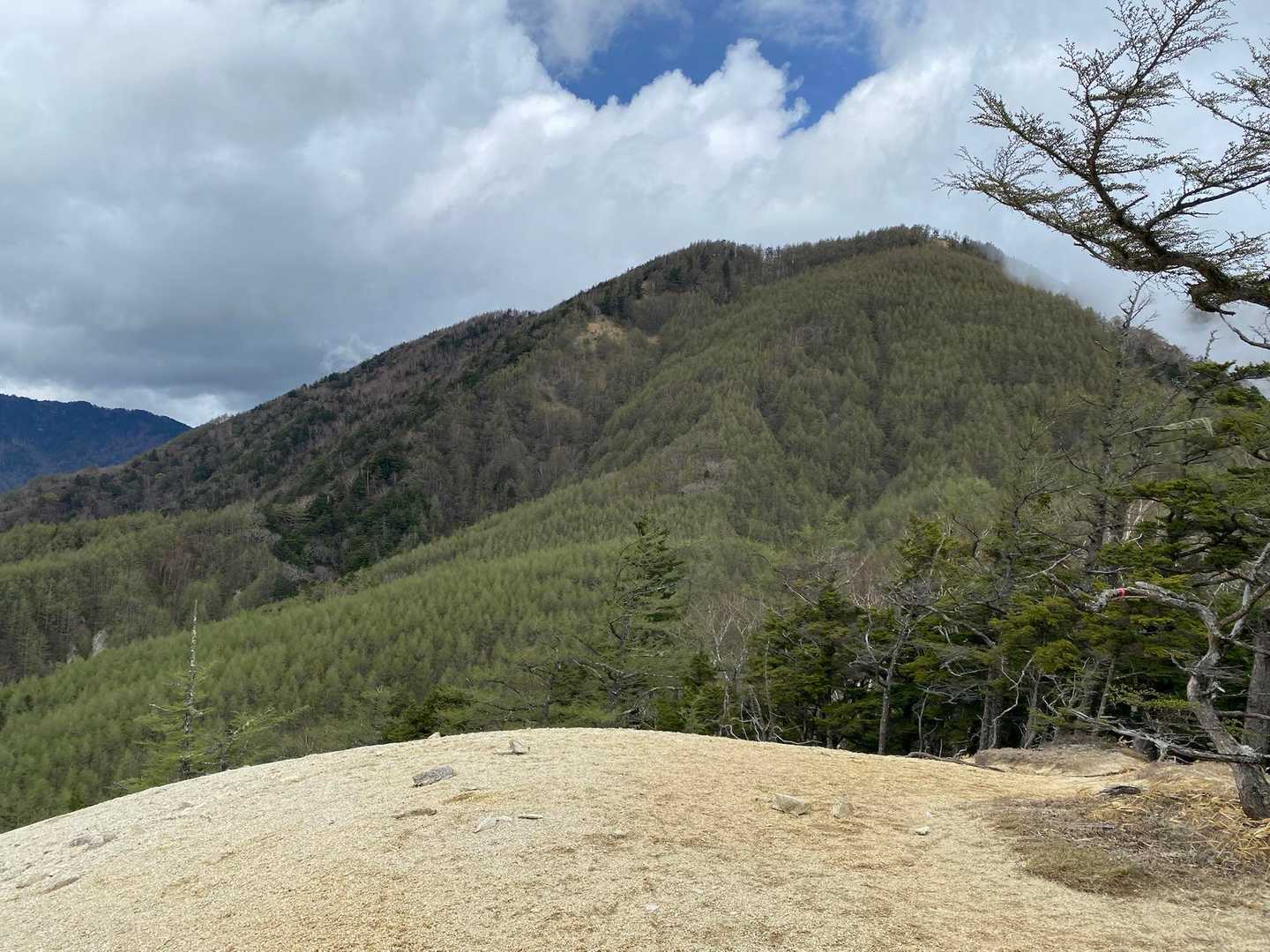 水晶ナギに向かう途中にある白いとこ。ここら降りてきた雨乞山を眺める
