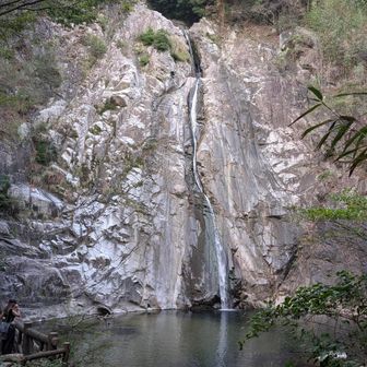 半縦走なのでいつもの布引の滝の道で下山