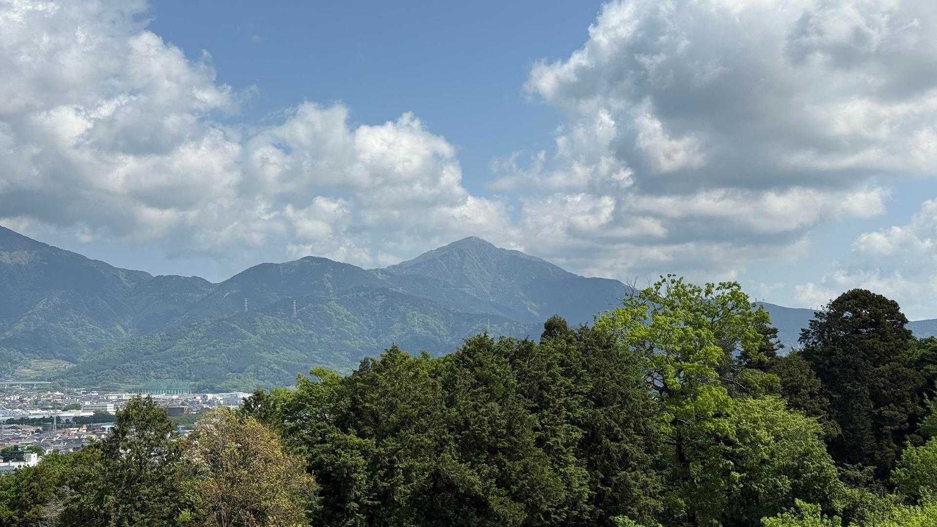 いつもの大山が向こう側

朝は山頂に雲が付いていたのでこっちに来たけど、やっぱり大山に登った方が良かったかな？
