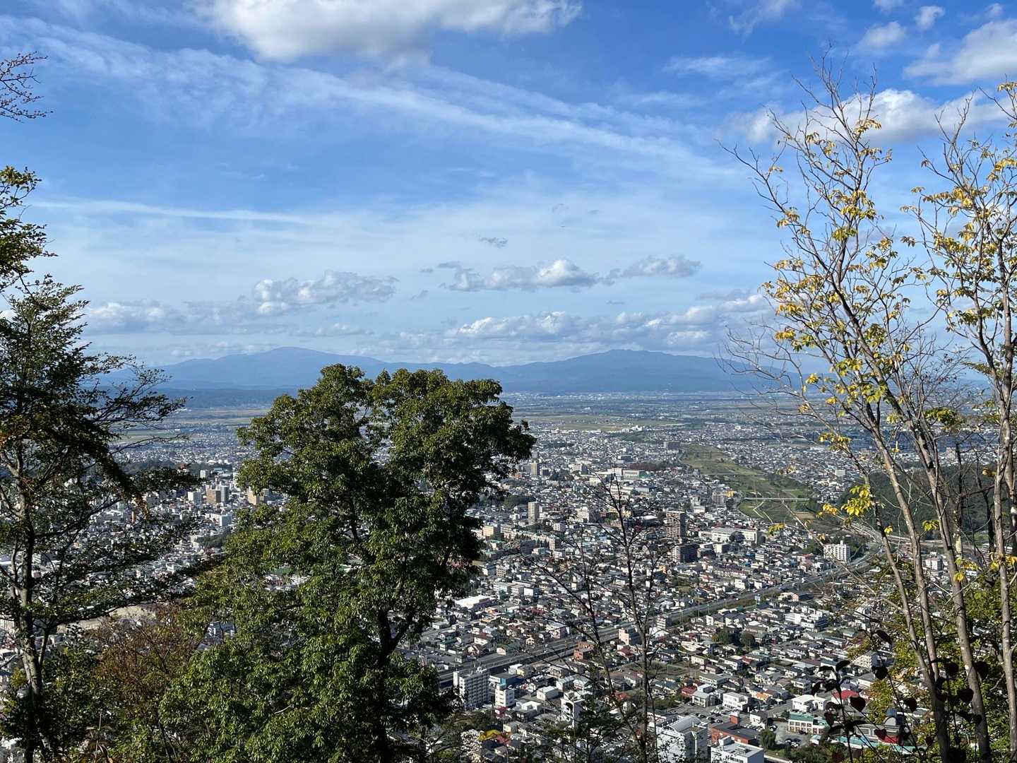 下りは途中景色が開けるので、気持ちいい！
あれが駅、あれは霞城公園、我が家も見えるなーと独り言。