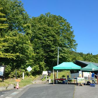 世界谷地の入口からSTART‼️
テントわきでトレッキングガイドの打合せをしているようでした🙂