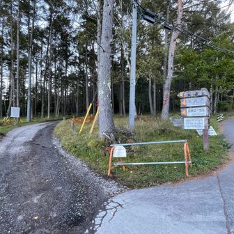 駐車場からすぐに美濃戸口登山口。左が硫黄岳・赤岳方面、未舗装の車道です。