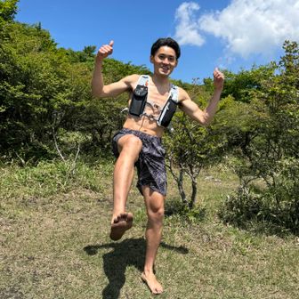 荒山高原で出会う😂
コスパ良き。笑

タンクトップの穂高さんを超えた⁈😅
にいさん、日焼けして脱皮中でした。

※裸足のにいさんに許可いただき写真も載せています。