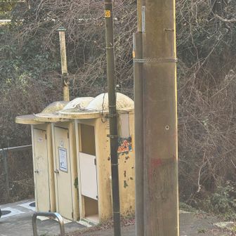 登山口にあるトイレ🚻は和式２つと男性用１つ
きれいです。