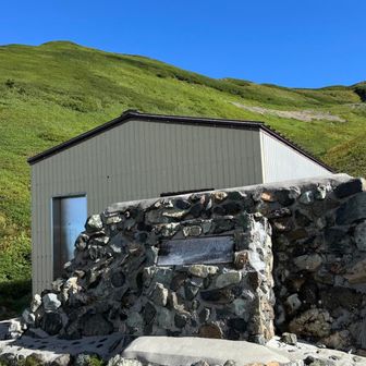 雪倉避難小屋。トイレあり