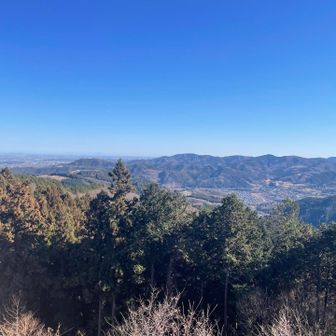 神川・鬼石方面。
正面の山塊の中に、たまに登りに行く金鑚御嶽山があるはず。