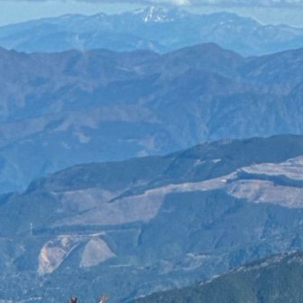 遠く徳島の山の雪が見える
