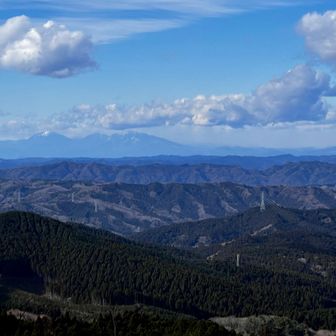 御岩山に上がると日光連山と高原山が見えます