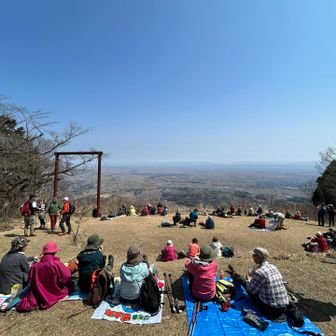 山頂から5分ほど歩いた展望のよいところ。