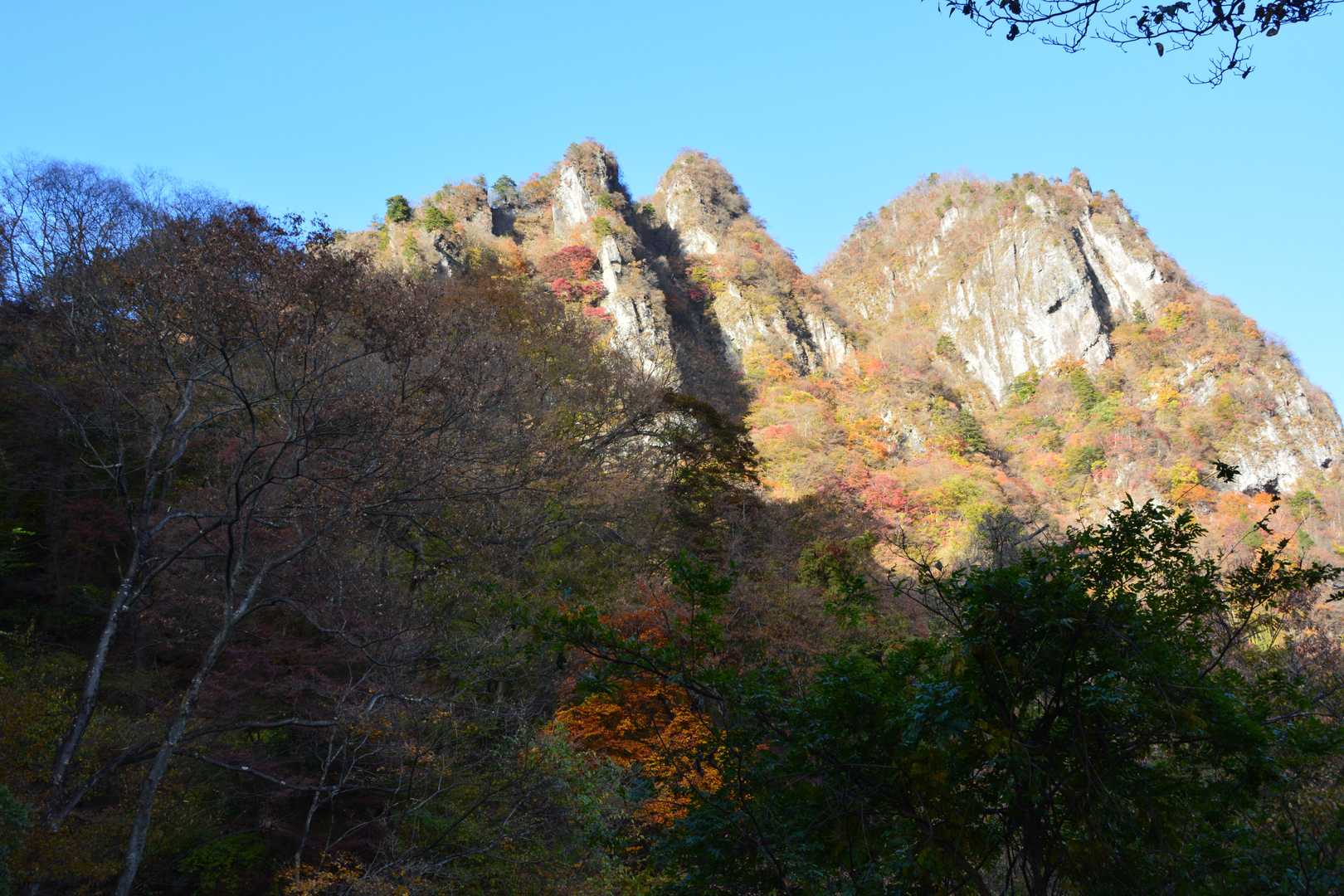 四阿から白雲山を見上げる。
