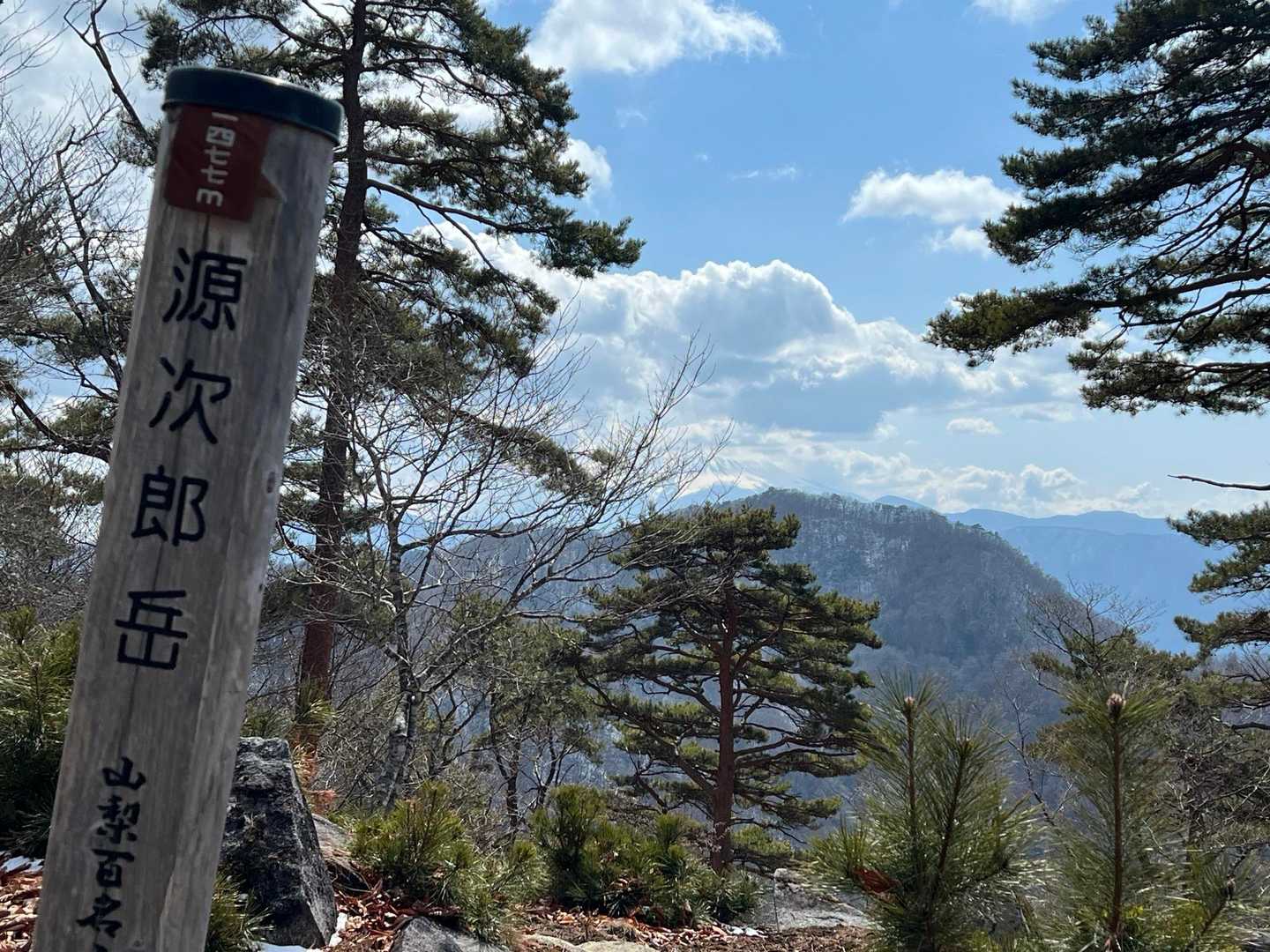 山頂。正面は富士山のはずが…