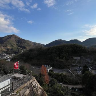 青影城があったのがわかる平な山。