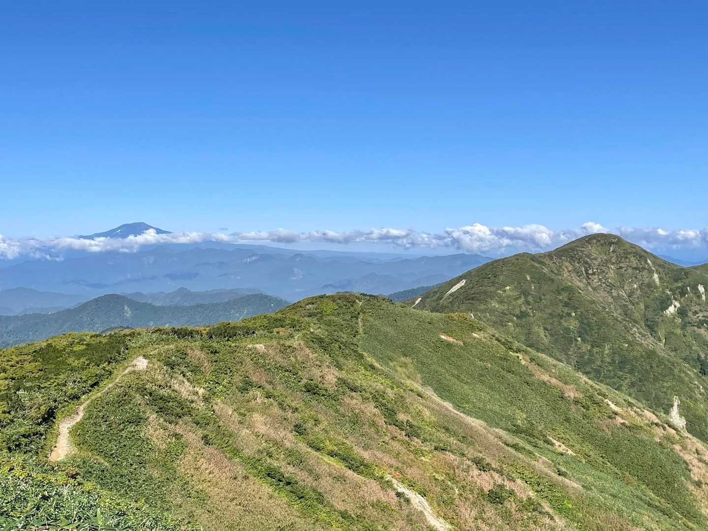 前神室山への稜線と鳥海山🌋
正直、鳥海山ばっかり見てました😂