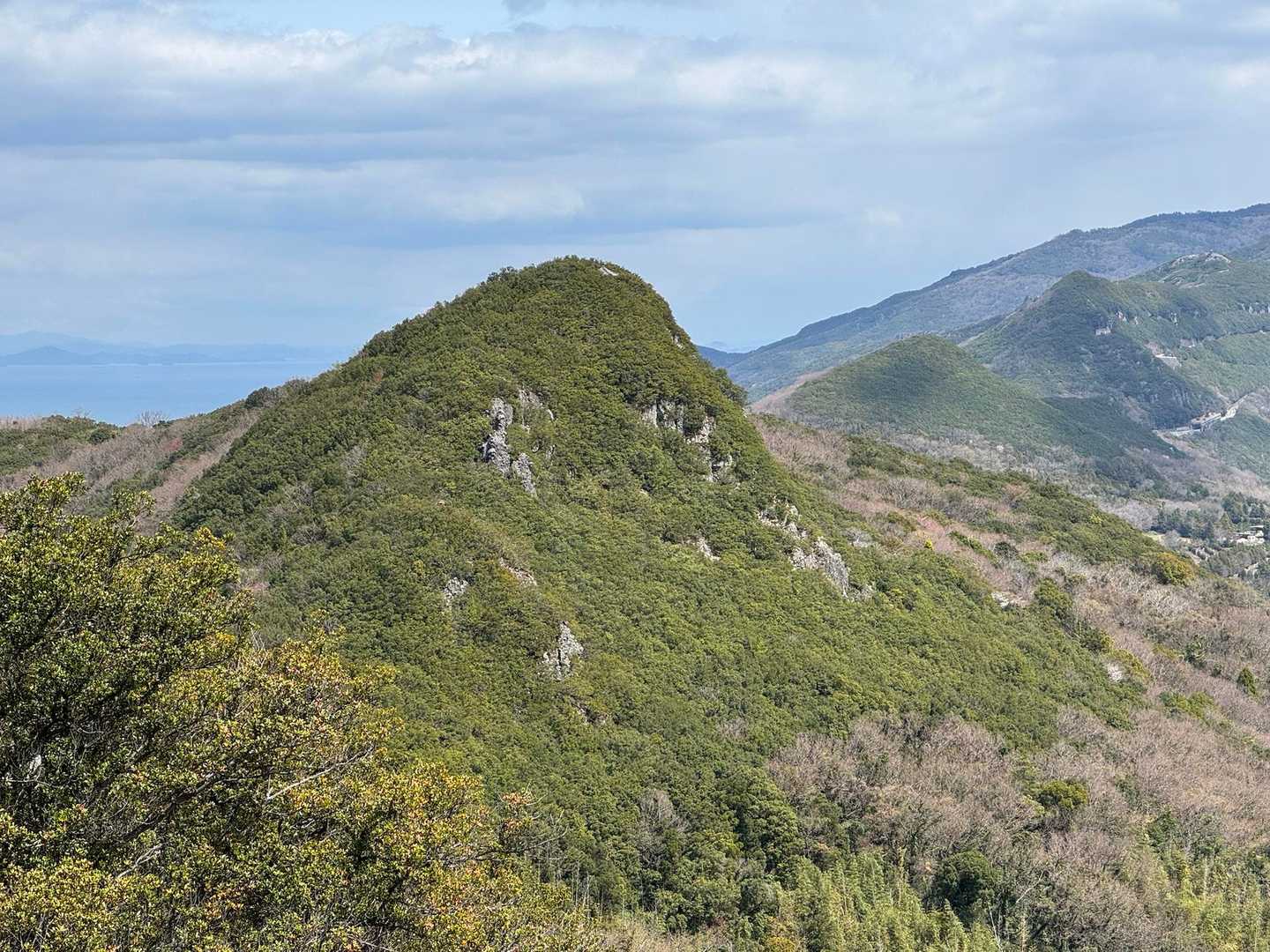 笠ヶ瀧がある山頂にも建物が見えましが、立入禁止でした。