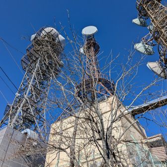 御巣鷹山、東電の施設があり。眺望なし看板等なくピーク不明確