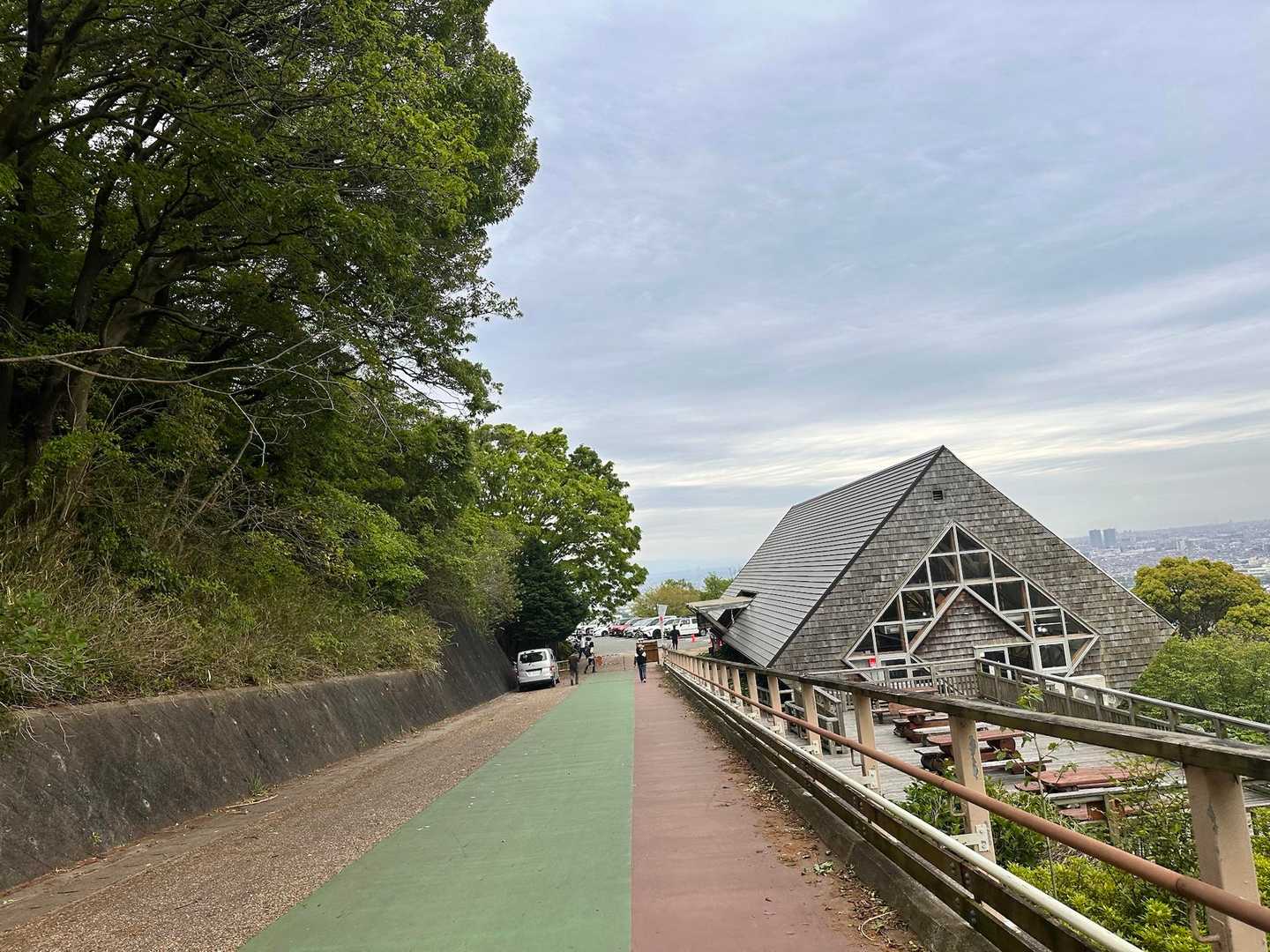 らくらくハウスセンターまで戻ってきました😊

駐車場は満車でかなり下の方まで列ができ渋滞となっていました🚙💦


あっという間の短い時間でしたが、春色の素敵なツツジロールを観ることができて感動でした🥹🌺
また来年もタイミングよく観に来れたらいいなぁ😊✨🌈

素晴らしいツツジロールを観れて、良き休日となりました😊♬
また明日、頑張ろう💪✨


ありがとうございました😊