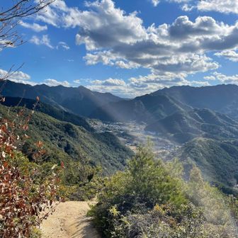 山頂近くの月見亭🎑でお昼ご飯、凄く青空だったけど、風が強すぎて早々に退散😆
