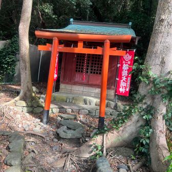 最初にお稲荷さん。