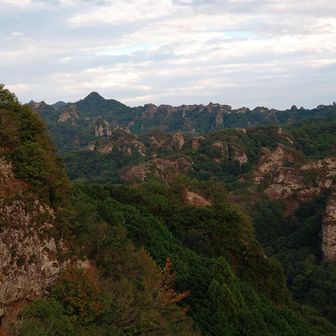 遠くに岩の稜線