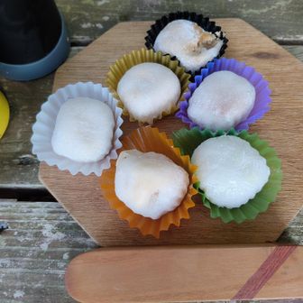 風の通り道でめちゃくちゃ寒くて手が悴んでしまいます。大福とお抹茶を出してくれたらついつい手が出てしまうんです。
困った手ね。