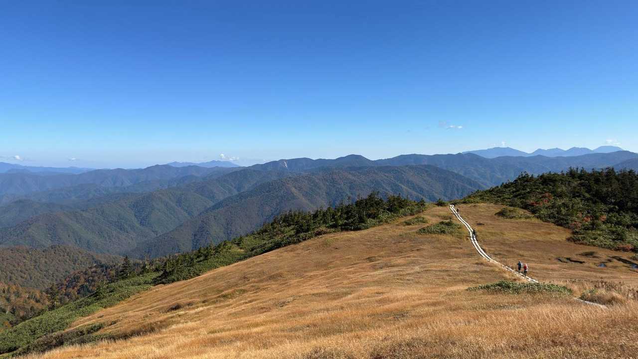 会津駒ヶ岳・中門岳、草紅葉広がる稜線へ の写真 22
