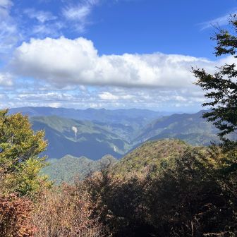 霧降山  山頂付近から北東、高見山地方向。