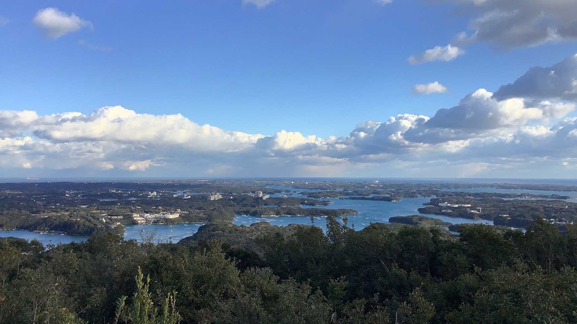 これだあ‼️
横山からも30メートル低い、追子浅間山からの眺めは、横山展望台よりもさらに近い距離で英虞湾のリアス式海岸を眺めることができるのです♪♪