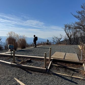 山小屋があった跡がきれいに整地されている。