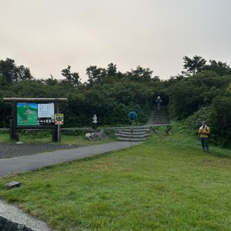 駐車場のすぐ横が登山口