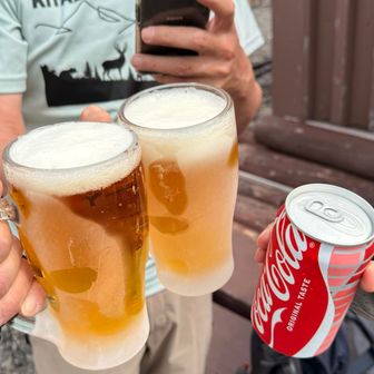 北岳山荘到着🙌
チェクイン前にとりあえず乾杯🍻😋
マジ美味ぇ‼️速攻2杯目イキます🍺